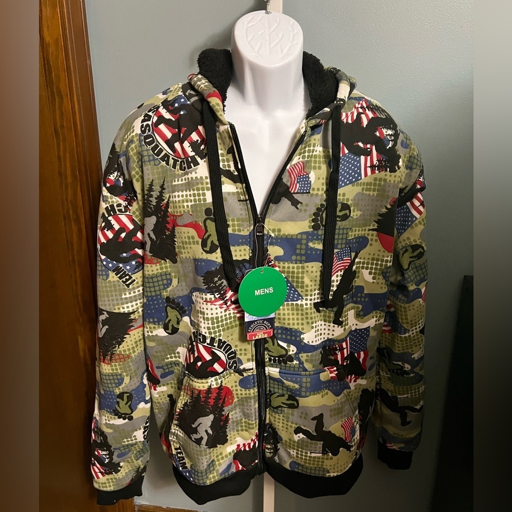 Big Ball Sports Mens Bigfoot Camo American Flag Black Sherpa Lined Jacket